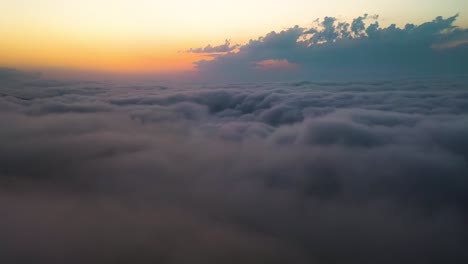 Mit-Der-Späten-Sonne-über-Die-Wolken-Fliegen.-Sonnenaufgang-Oder-Sonnenuntergang-Bunter-Himmelshintergrund.