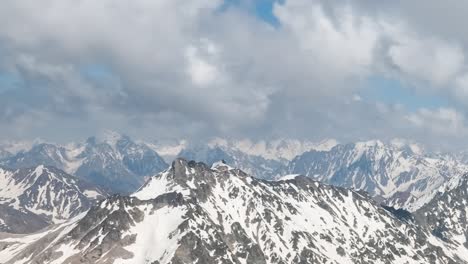 Flug-Durch-Bergwolken-über-Wunderschöne-Schneebedeckte-Gipfel-Von-Bergen-Und-Gletschern.