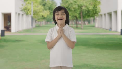 Niño-Indio-Feliz-Recibiendo-Una-Sorpresa-En-El-Parque