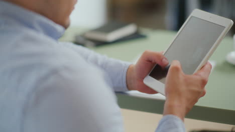 Hands-of-Entrepreneur-on-Tablet