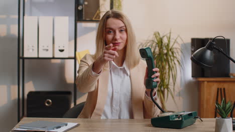 Joven-Empresaria-Sonriente-Hablando-Por-Teléfono-Vintage-Con-Cable-De-Los-Años-80,-Dice-&quot;oye,-Llámame-De-Nuevo&quot;