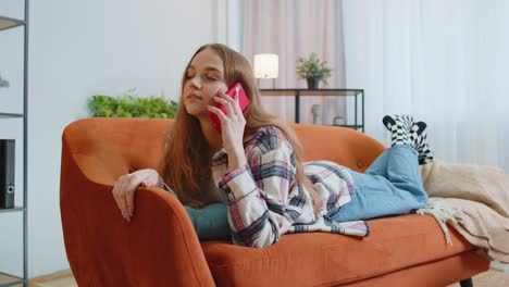 Retrato-De-Una-Mujer-Cansada-Y-Somnolienta-Hablando-Por-Teléfono-Móvil-Con-Un-Amigo-Haciendo-Una-Conversación-En-Línea-En-Casa