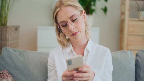 Girl-Writes-Message-on-Smartphone