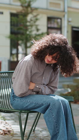 Enferma-Mujer-Enferma-Que-Sufre-Calambres-Menstruales-Dolor-De-Estómago-Dolor-Menstrual-Gastritis,-Calle-De-La-Ciudad