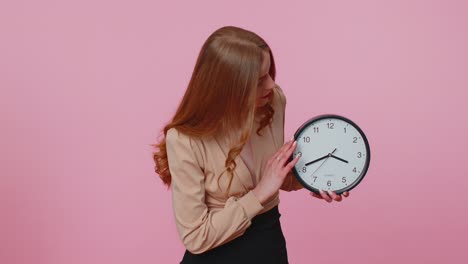 Mujer-Confundida-Con-Ansiedad-Comprobando-El-Tiempo-En-El-Reloj,-Llegando-Tarde-Al-Trabajo,-Retrasada,-Fecha-Límite