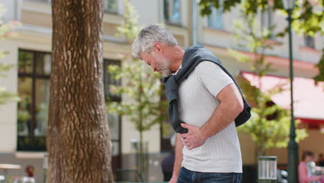 Reifer-Mann-Gefühl-Plötzlich-Starke-Bauchschmerzen-Magenverstimmung-Problem-Gastritis-Vergiftung-Durchfall-Im-Freien