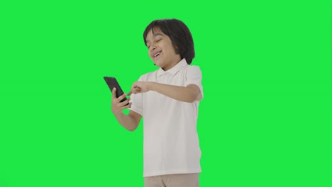 Feliz-Niño-Indio-Desplazándose-Por-La-Pantalla-Verde-Del-Teléfono