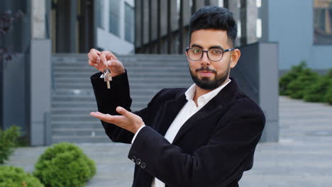 Business-man-real-estate-agent-showing-the-keys-of-new-home-house-apartment-buying,-renting-property