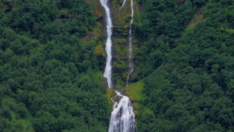 Hermosa-Naturaleza-De-Noruega.-Una-Cascada-De-Montaña-De-Un-Glaciar-En-Lo-Alto-De-Las-Montañas-De-Noruega.