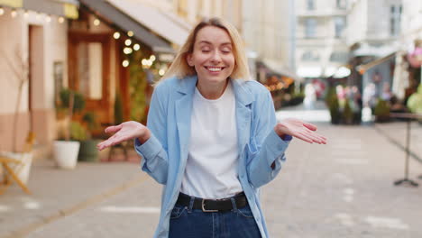 Mujer-Joven-Confundida-Que-Se-Siente-Avergonzada-Por-Una-Pregunta-Ambigua-Que-Tiene-Dudas-Y-No-Tiene-Idea-Al-Aire-Libre