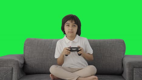 Niño-Indio-Competitivo-Jugando-Videojuegos-Pantalla-Verde