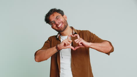 Un-Hombre-Guapo-Y-Sonriente-Hace-Un-Gesto-Con-El-Corazón-Que-Demuestra-Un-Signo-De-Amor-Que-Expresa-Buenos-Sentimientos-Y-Simpatía