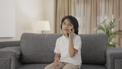 Niño-Indio-Feliz-Hablando-Por-Teléfono