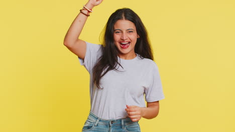 Feliz-Mujer-India-Celebrando-El-éxito,-Ganando,-Logro-Del-Objetivo-Del-Premio-Mayor-De-La-Lotería-De-Cumpleaños-Buenas-Noticias