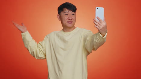 Asiatischer-Erwachsener-Mann,-Reisender-Blogger,-Der-Selfie-Auf-Dem-Smartphone-Macht-Und-Per-Videoanruf-Online-Streamt