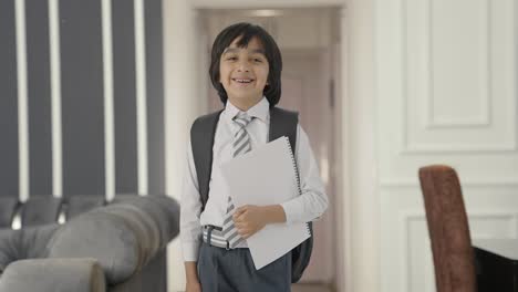 Niño-De-Escuela-Indio-De-Pie-Con-Libros