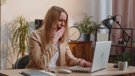 Trabajadora-De-Negocios-Aburrida-Y-Somnolienta-Trabajando-En-Una-Computadora-Portátil,-Bostezando-Y-Quedándose-Dormida-En-La-Oficina-De-Casa