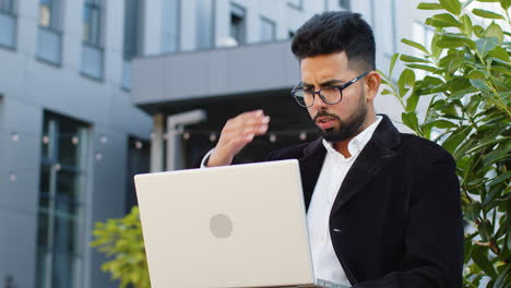 Unzufriedener,-Besorgter-Geschäftsmann-Nutzt-Laptop-Und-Verliert-Schlechte-Nachrichten.-Datenbankfehler,-Virenfehler,-Problem