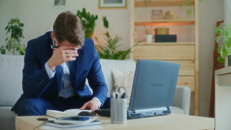 Depressiver-Geschäftsmann-Bricht-Zusammen