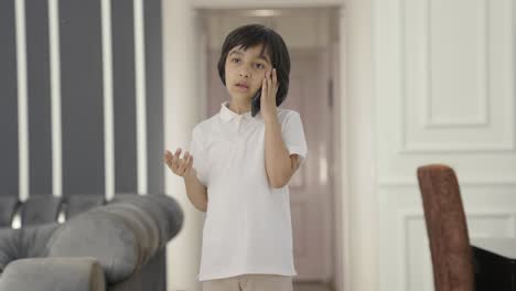 Niño-Indio-Hablando-De-Guardia