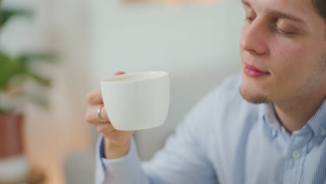 Nahaufnahme,-Die-Kaffee-Trinkt