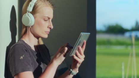 Una-Mujer-Navega-Por-Internet-En-Una-Tableta-Digital.