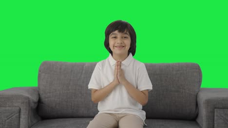 Niño-Indio-Haciendo-Namaste-Y-Saludos-Pantalla-Verde