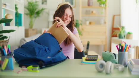 Una-Niña-Feliz-Saca-Libros-De-Su-Mochila-Y-Se-Prepara-Para-Estudiar