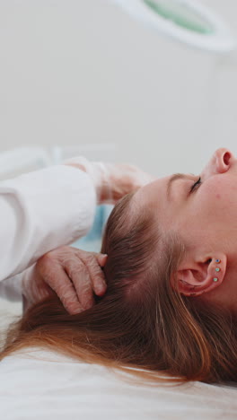 Tricólogo-Realizando-Procedimientos-De-Regeneración-Del-Cabello-Femenino,-Microagujas-Dermapen,-Inyecciones-De-Vitaminas