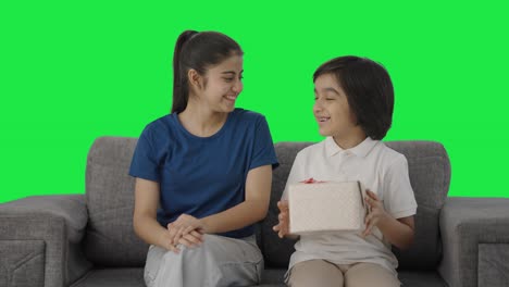 Indisches-Mädchen-Gibt-Ihrem-Bruder-Ein-Geschenk,-Greenscreen