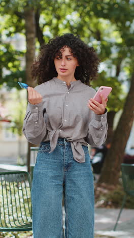 Mujer-Sorprendida-Tratando-De-Pagar-Compras-En-Línea-Teléfono-Inteligente-Tarjeta-De-Crédito-Bloqueada-Falta-De-Saldo-De-Dinero