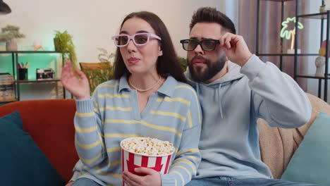 Familienvater-Und-Frau-Auf-Der-Couch,-Die-Popcorn-Isst,-Interessante-Fernsehserien-Anschaut,-Sportspiele-Online-Zu-Hause