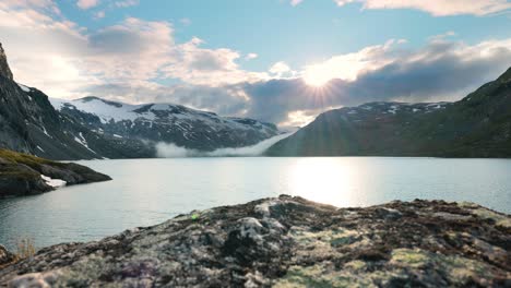 Puesta-De-Sol-Con-El-Telón-De-Fondo-De-Las-Montañas-Noruegas.-Hermosa-Naturaleza-Paisaje-Natural-De-Noruega.