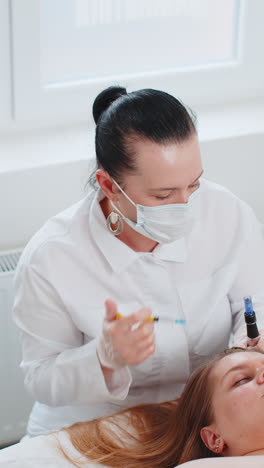 Tricólogo-Realizando-Procedimientos-De-Regeneración-Del-Cabello-Femenino,-Microagujas-Dermapen,-Inyecciones-De-Vitaminas