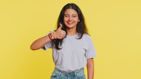 Mujer-India-Levanta-El-Pulgar-Hacia-Arriba-Está-De-Acuerdo-O-Da-Una-Respuesta-Positiva-Recomienda-Publicidad-Como-Buena-Idea