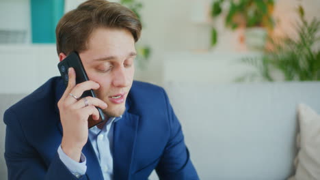 Glücklicher-Geschäftsmann,-Der-Am-Telefon-Spricht