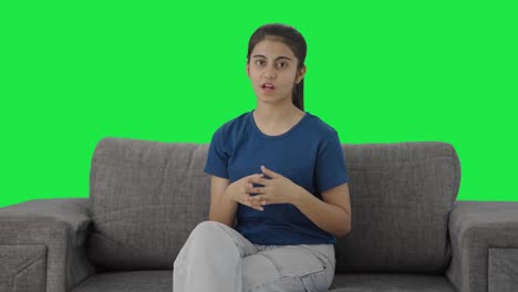 Indian-teenage-girl-talking-to-the-camera-Green-screen