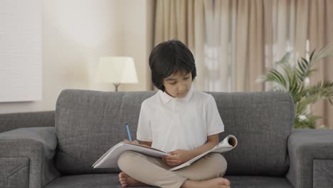 Niño-Indio-Leyendo-Y-Estudiando