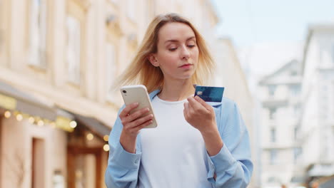 Mujer-Sorprendida-Tratando-De-Pagar-Compras-En-Línea-Teléfono-Inteligente-Tarjeta-De-Crédito-Bloqueada-Falta-De-Saldo-De-Dinero