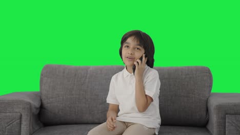 Feliz-Niño-Indio-Hablando-Por-Teléfono-Con-Pantalla-Verde