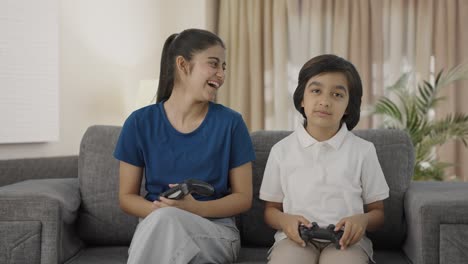 Niña-India-Se-Burla-De-Su-Hermano-Después-De-Ganar-Un-Videojuego