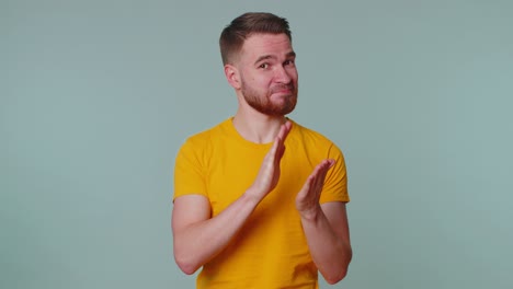 Tourist-stylish-man-in-t-shirt-showing-thumbs-up-and-nodding-in-approval,-successful-good-work