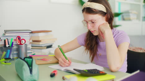 Konzentrierte-Junge-Studentin-Macht-Hausaufgaben-An-Ihrem-Schreibtisch-Zu-Hause