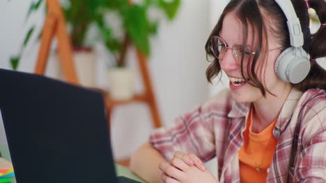 Teenager-Mädchen-Reden-Online-Auf-Laptop