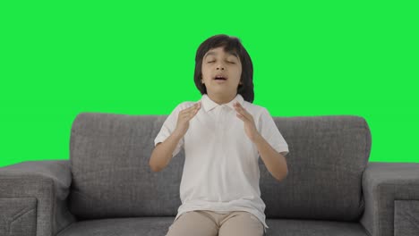 Niño-Indio-Relajado-Haciendo-Ejercicio-De-Inhalación-Y-Exhalación-Pantalla-Verde