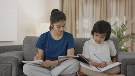 Hermano-Indio-Estudiando-En-Casa