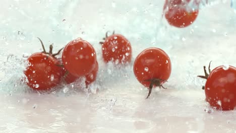 Süßwasserspritzer-Auf-Roten-Kirschtomaten.-Aufgenommen-Mit-Super-Zeitlupenkamera,-1000 fps.