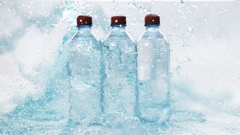 Botellas-De-Agua-Potable-Fresca-En-Agua-Azul-Salpicada.-Filmada-Con-Una-Cámara-En-Cámara-Súper-Lenta-De-1000-Fps.