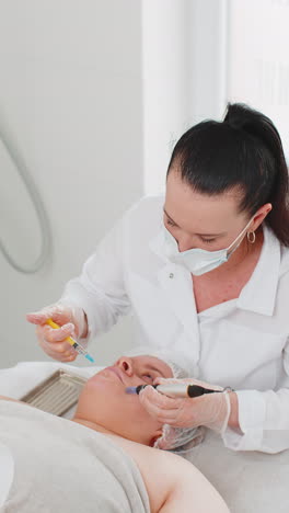 Kosmetikerin-Macht-Peeling-Prozedur,-Hautregeneration-Bei-Frauen,-Dermapen-Mikronadelung,-Dermastamp