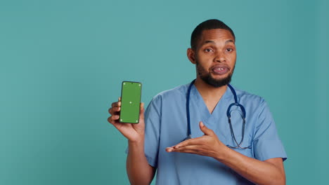 Profesional-De-La-Salud-Sonriente-Sosteniendo-Un-Teléfono-Móvil-De-Maqueta